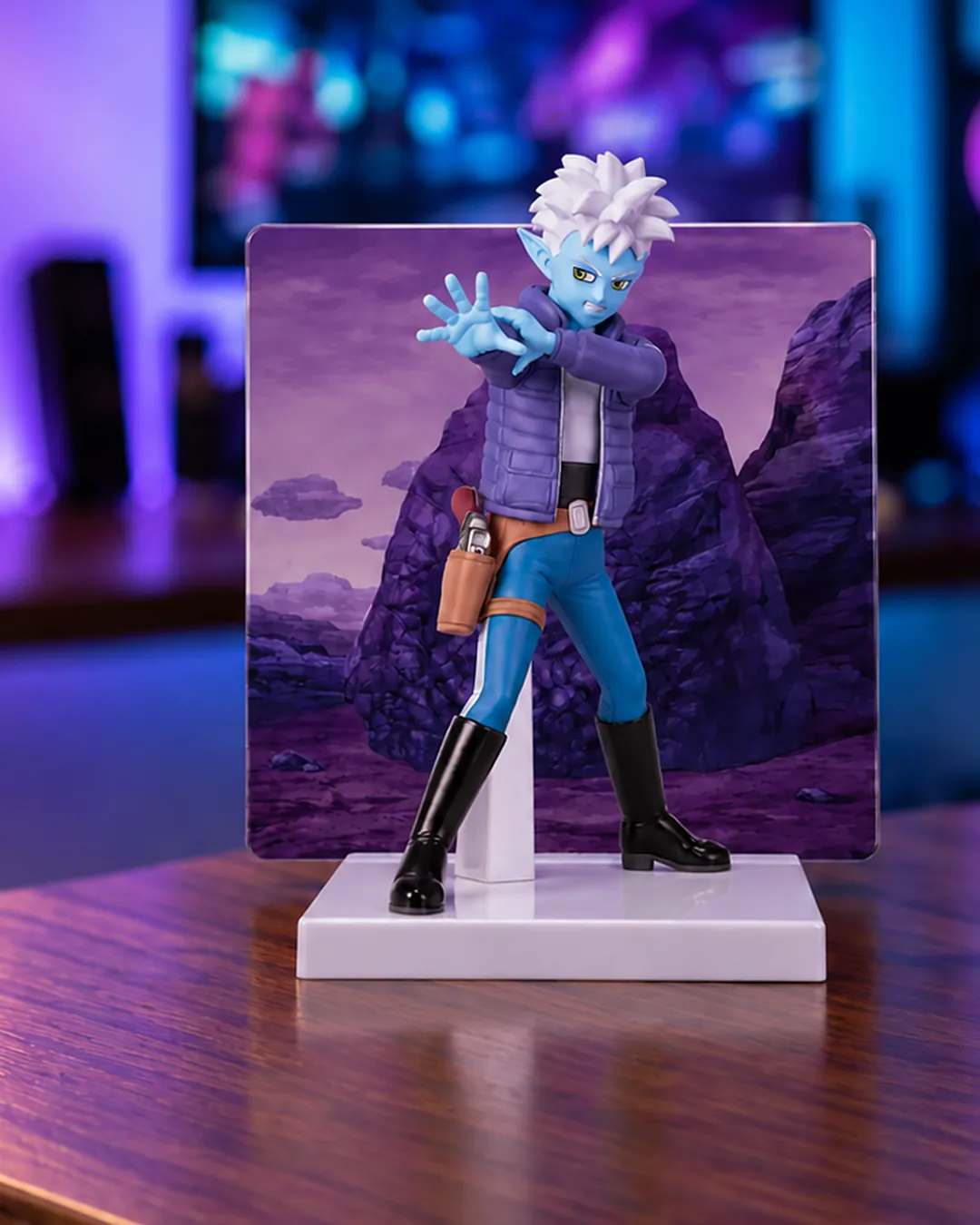 Glorio en pose de combate frente a su panel de fondo, figura de Banpresto de Dragon Ball Daima