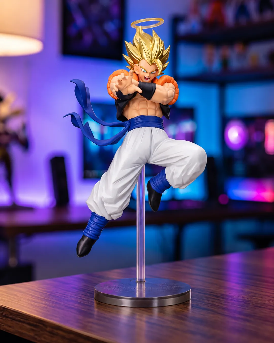 Gogeta Super Saiyan con aureola en pose de ataque sobre su base, figura Dokkan Battle 10th Anniversary de Banpresto