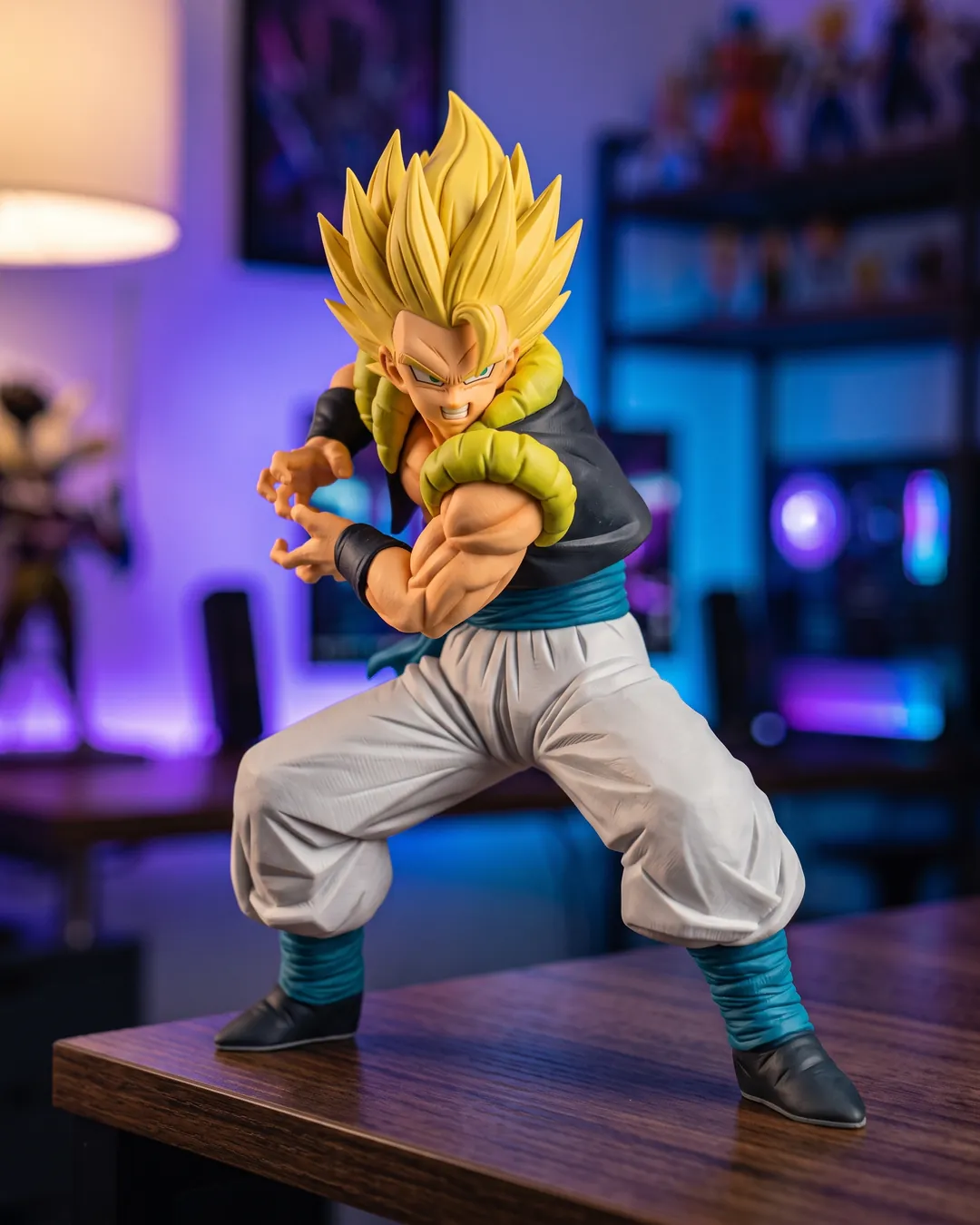 Gogeta Super Saiyan en pose de combate, figura Grandista Resolution of Soldiers