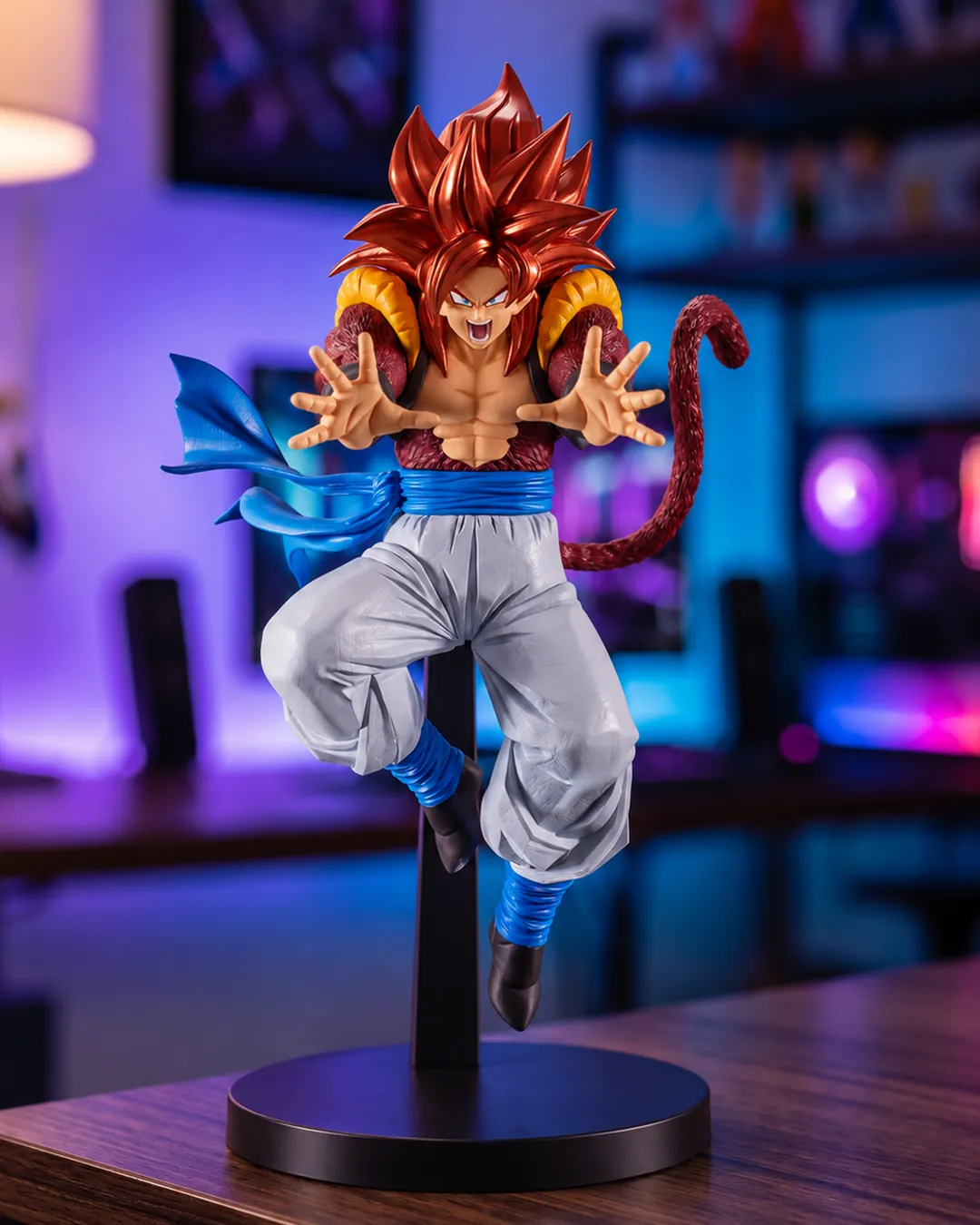 Gogeta Super Saiyan 4 con las manos extendidas y la cola visible, figura Blood of Saiyans de Banpresto