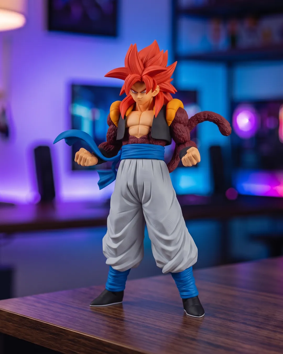 Gogeta Super Saiyan 4 en pose de combate con los puños cerrados, figura Solid Edge Works de Banpresto
