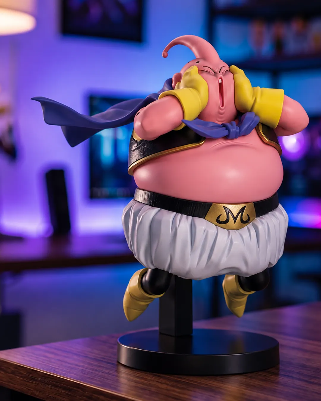 Majin Buu gordo tapándose la cara con las manos y la capa al viento, figura Match Makers de Banpresto