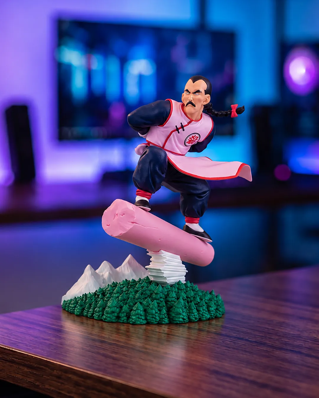 Tao Pai Pai volando de pie sobre su pilar, con un diorama de montañas, figura History Box de Banpresto