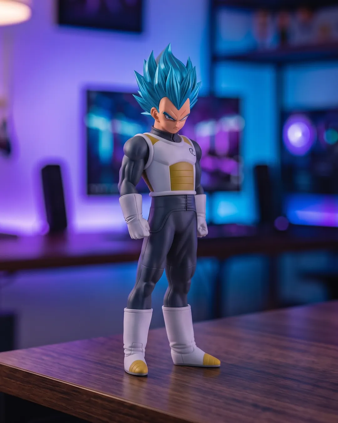 Vegeta Super Saiyan God Super Saiyan de pie, figura Blood of Saiyans de Banpresto