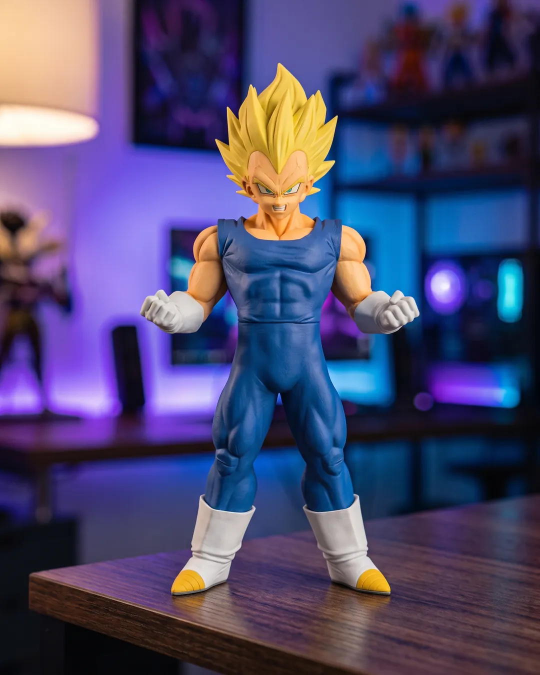 Vegeta Super Saiyan de pie con los puños cerrados, figura Grandista Resolution of Soldiers