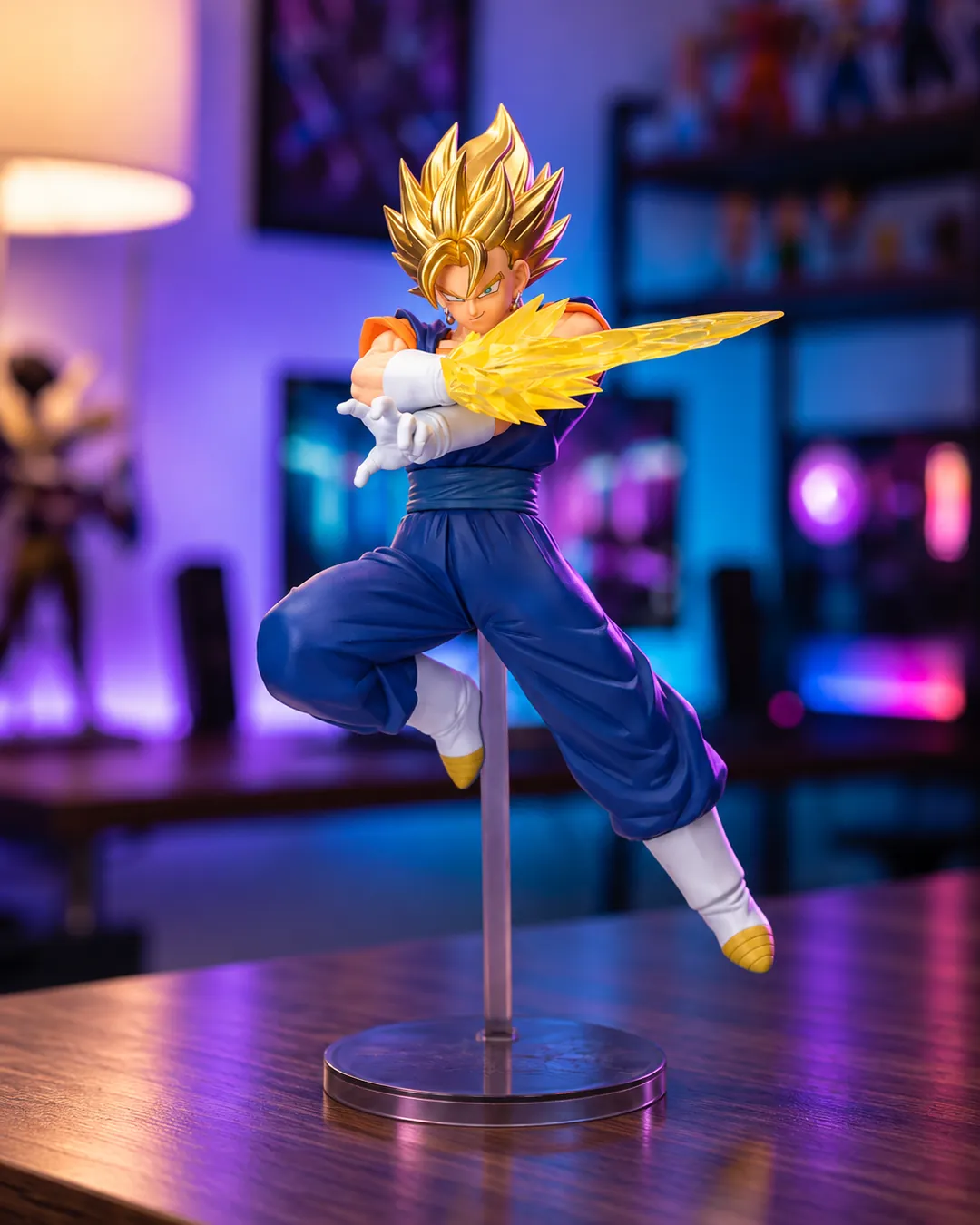 Vegito Super Saiyan en pose de combate con un destello de energía, figura Dokkan Battle 10th Anniversary de Banpresto